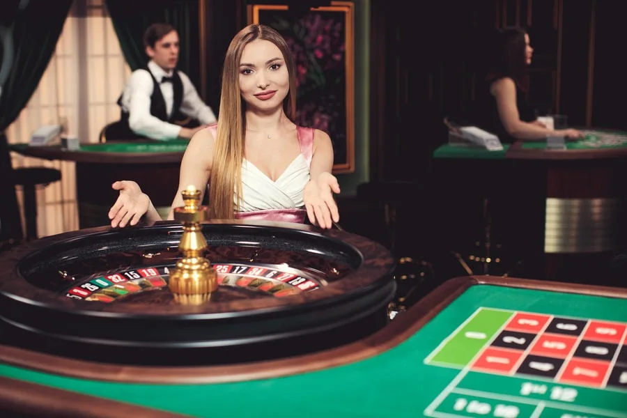 Dealer memandu permainan pada meja live